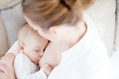 Trẻ bú mẹ giúp phát triển tốt hơn uống sữa công thức